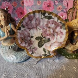 DECOUPAGE FLOWERS ON A SCALLOPED SHELL